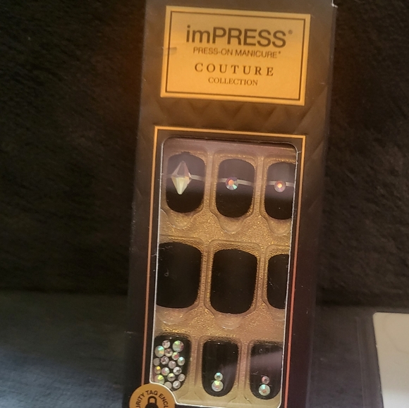 One pack of black impressed nail size small and one pack of glue kiss glue NIB - Picture 5 of 9